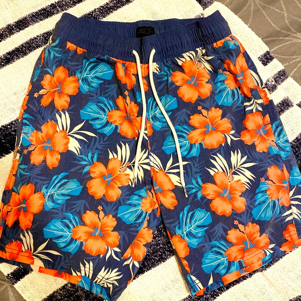 Valor Men’s SZ small swim trunks/board shorts